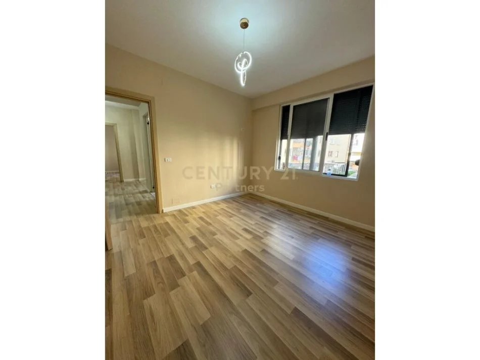 Tirane, shitet apartament 2+1+Ballkon Kati 2, 85 m² 125.000 € (Rruga Tish Dahia)