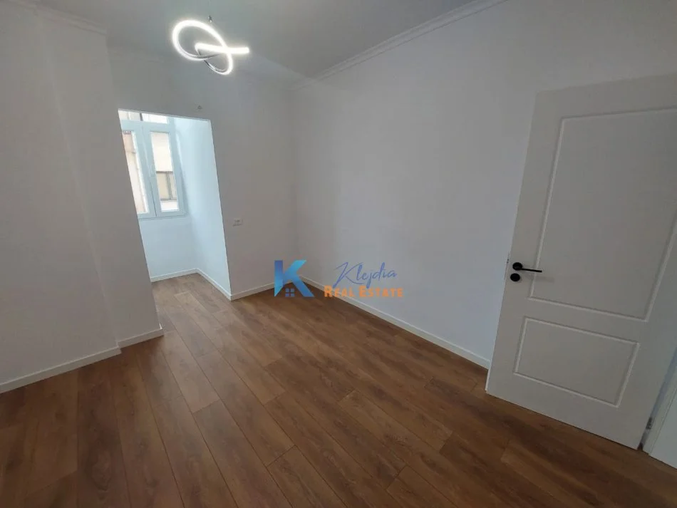 Tirane, shes apartament 2+1+Ballkon Kati 5, 90 m² 185.000 € (Rruga e Dibres)