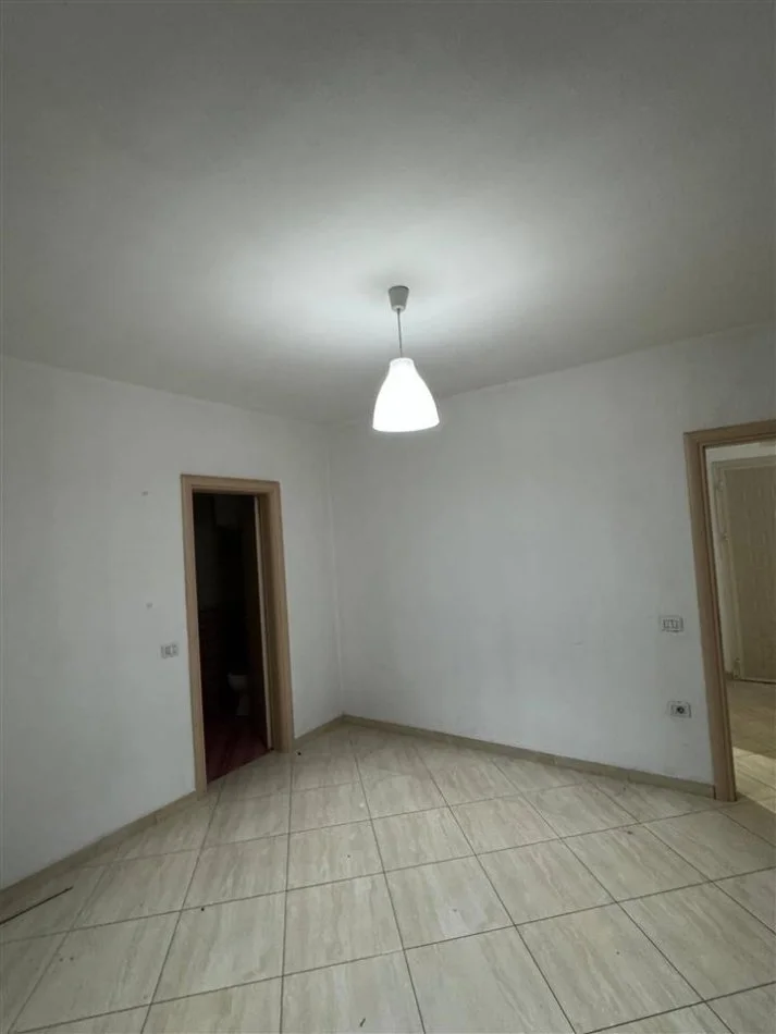 Tirane, jap me qera zyre Kati 1, 115 m² 450 € (Astir)