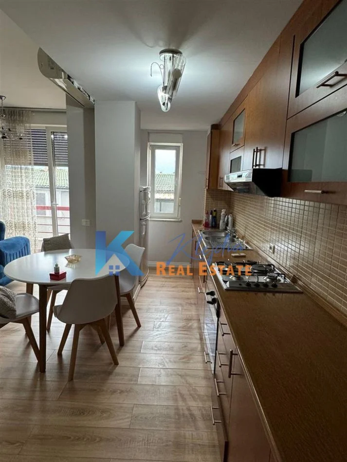 Tirane, jepet me qera apartament 2+1+Ballkon Kati 4, 108 m² 750 € (Kompleksi Colombo, Liqeni i Thate)
