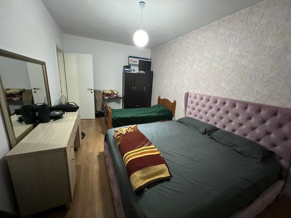 Tirane, jepet me qera apartament 2+1+Ballkon Kati 3, 75 m² 600€ (komuna e parisit)