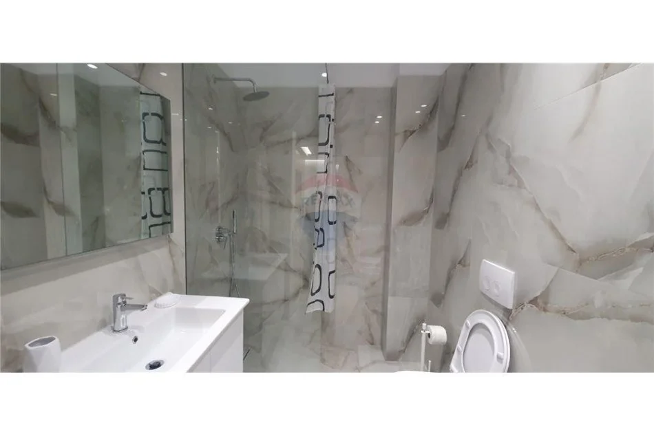 Tirane, jepet me qera apartament 1+1 Kati 6, 122 m² 650 € (Komuna e Parisit)