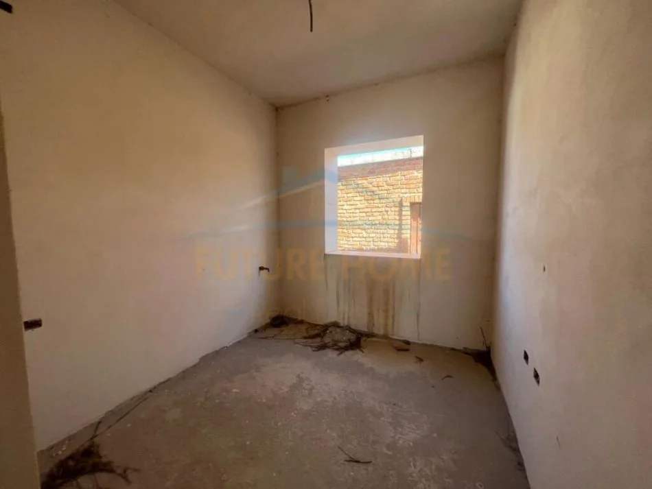 Korce, shitet shtepi 3+1 Kati 1, 184 m² 100.000 € (Lagjia 6, Korçë)