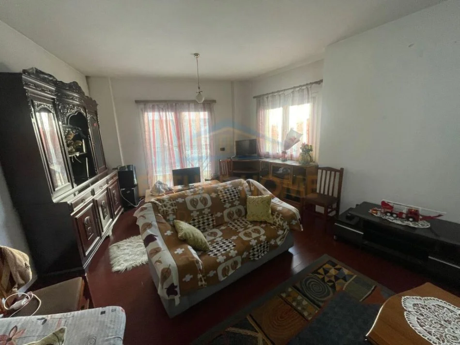 Korce, shitet apartament 2+1 Kati 2, 85.000 € (Lagjia 18, Korçë)