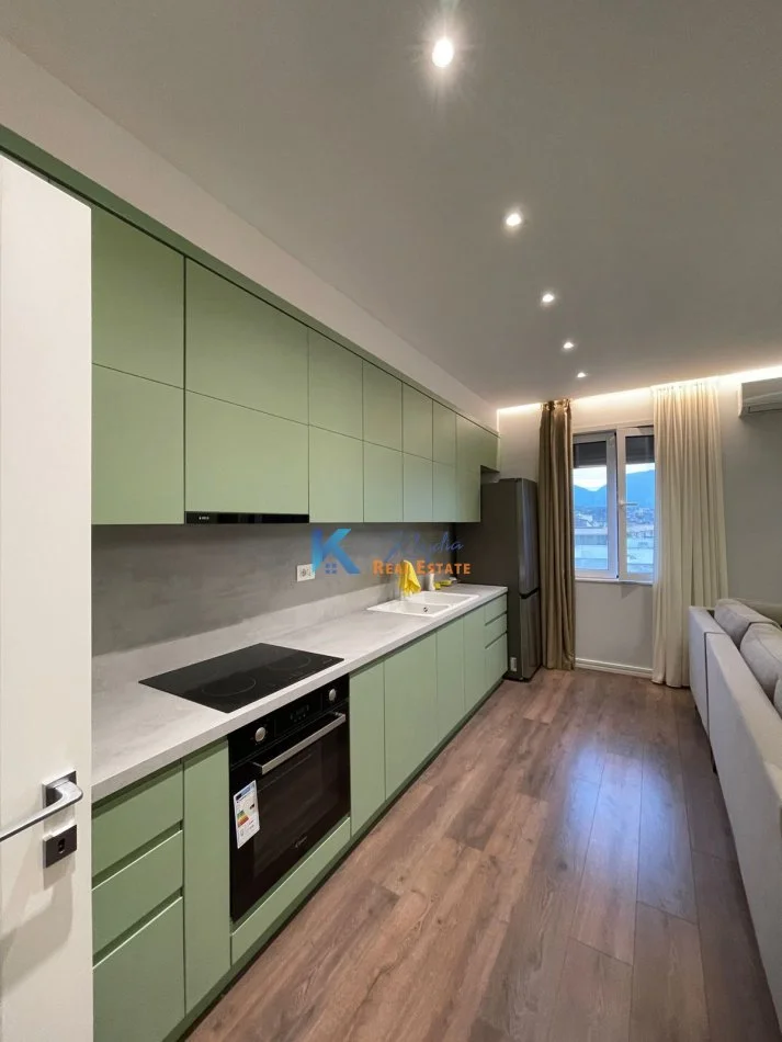 Tirane, jap me qera apartament 2+1+Ballkon Kati 5, 98 m² 650 € (Liqeni i Thate)