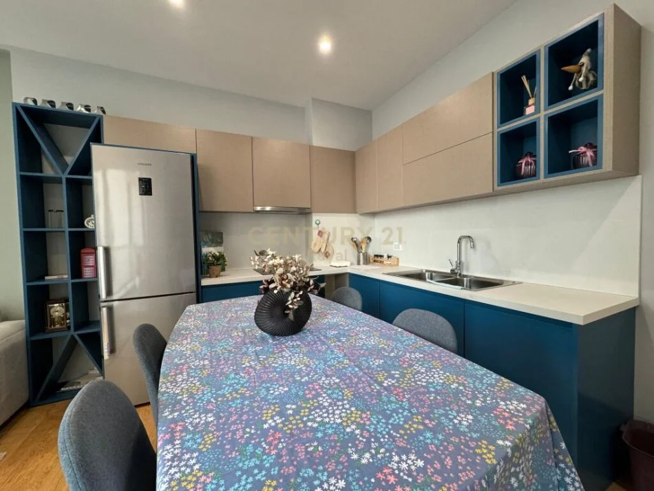 Tirane, jepet me qera apartament 1+1 Kati 4, 56 m² 700 € (Rruga Frederik Shiroka)