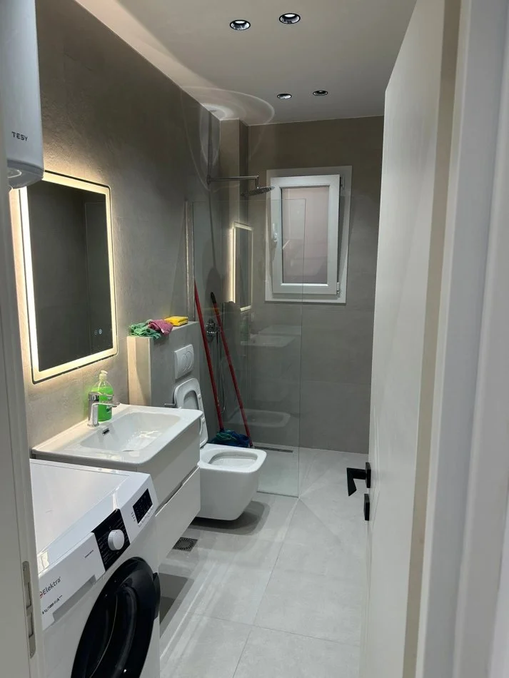 Tirane, jap me qera apartament 2+1+Ballkon Kati 4, 63 m² 800 € (Sheshi Wilson)