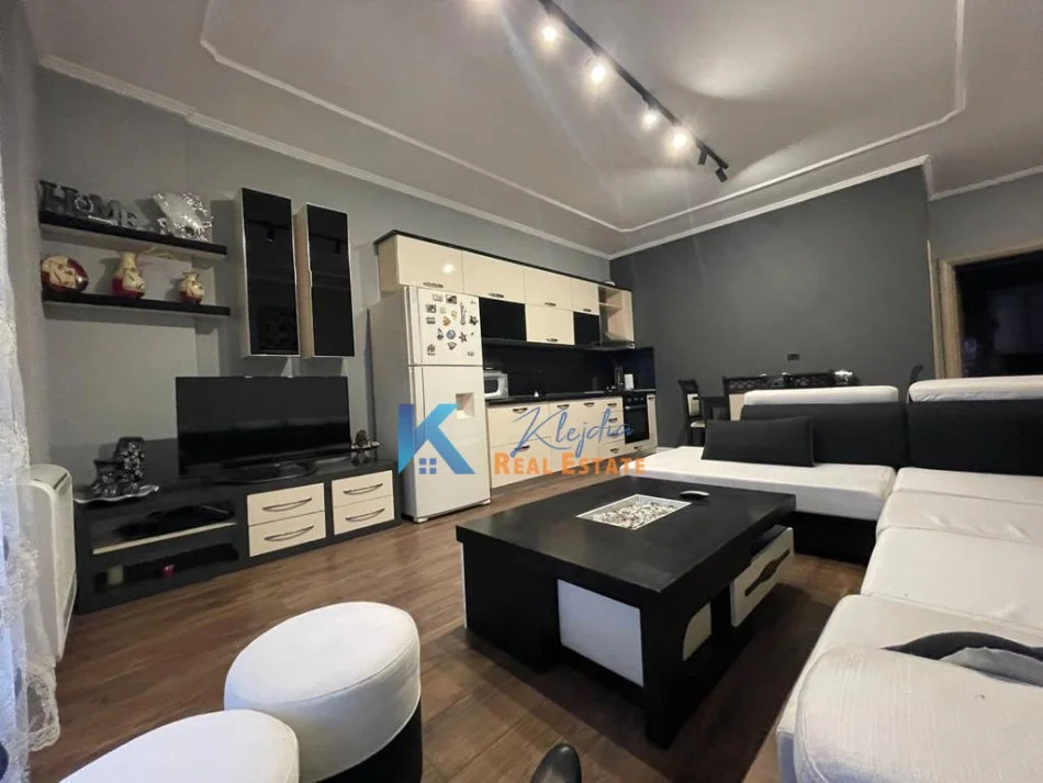 Tirane, jap me qera apartament 2+1+Ballkon Kati 2, 82 m² 600 € (Liqeni i Thate)