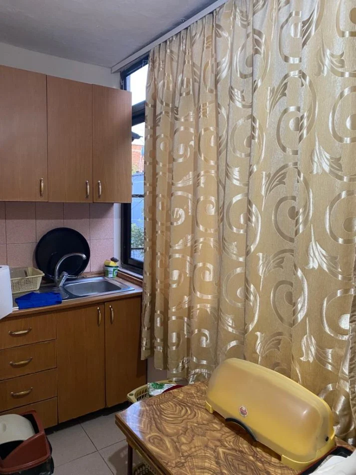 Tirane, jepet me qera apartament 1+1 Kati 3, 60 m² 400 € (Rruga Kongresi i Manastirit, prane Pediatrise)