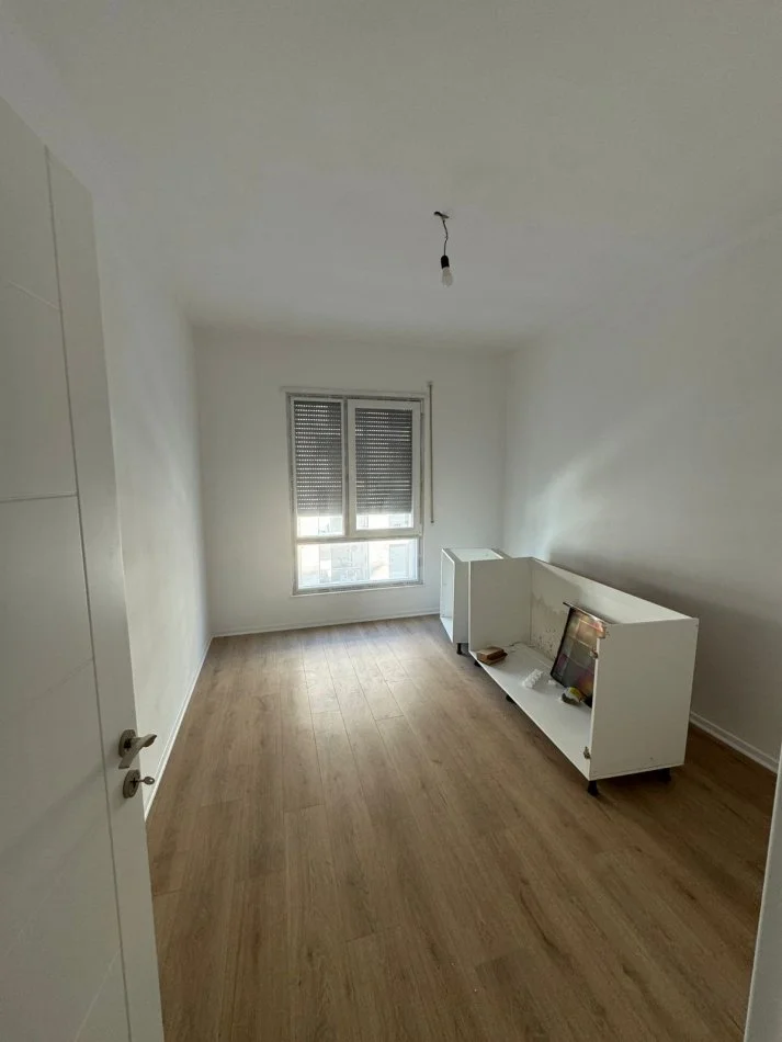 Tirane, jap me qera apartament 2+1+Ballkon Kati 4, 105 m² 500 € (Xhamllik)