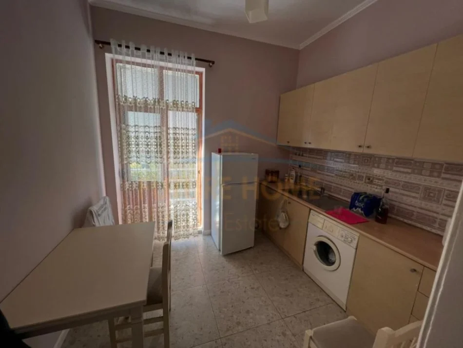 Korce, jepet me qera apartament 2+1 Kati 3, 70 m² 250 € (Lagjia 9, Korçë.)