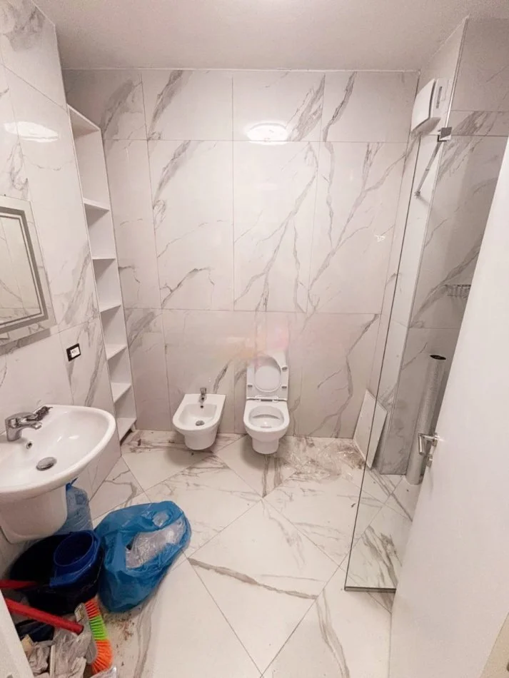 Tirane, jepet me qera apartament 1+1+Ballkon Kati 4, 65 m² 500 € (Rruga Bardhyl)