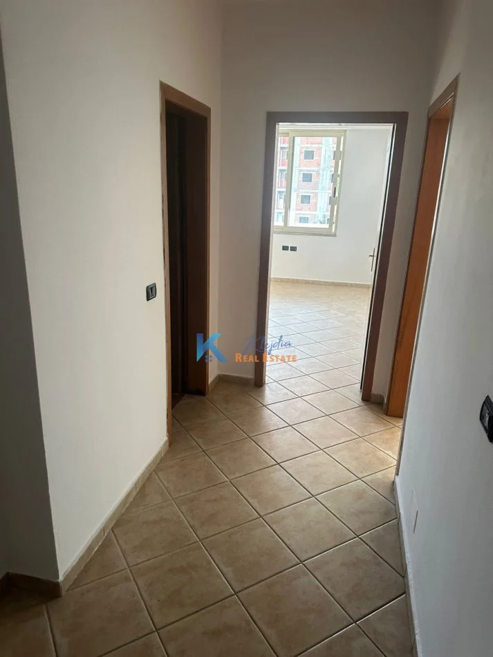 Tirane, jap me qera apartament 1+1+Ballkon Kati 4, 70 m² (Ish Nisharaku)