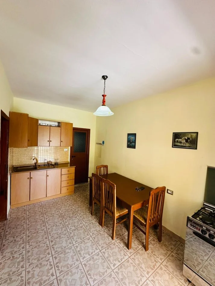 Vlore, jepet me qera shtepi 2+1 Kati 1, 70 m² 250 € (7 Pallatet) RV46464