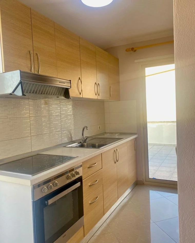 Tirane, jepet me qera apartament 2+1+Ballkon Kati 6, 140 m² 750 € (Liqeni, Rruga Peti)