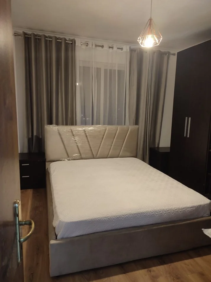 Tirane, jepet me qera apartament 1+1 Kati 6, 70 m² 650 € (Komuna e Parisit, prane Lulishtes)