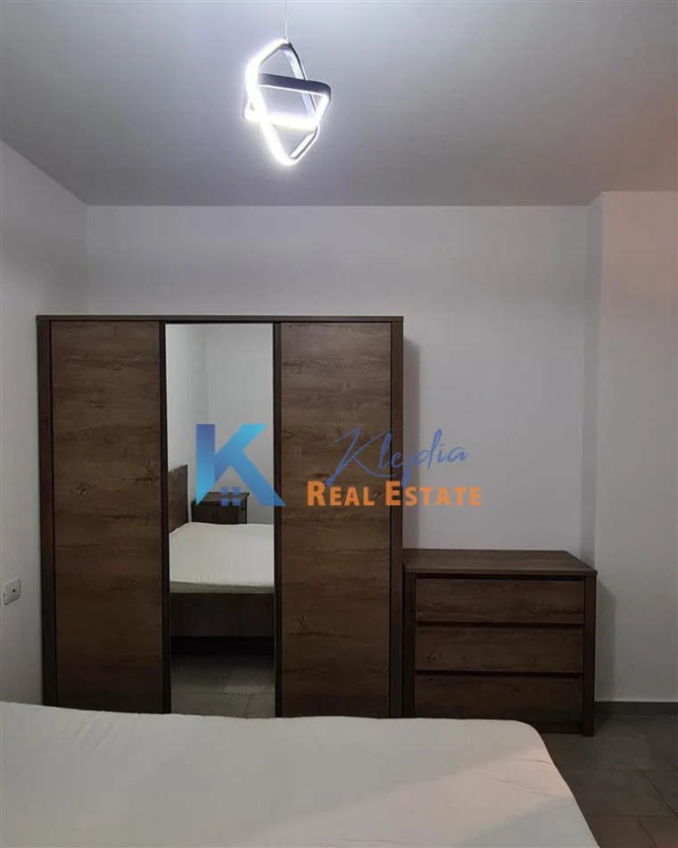 Tirane, jap me qera apartament 1+1+Ballkon Kati 4, 63 m² (1+1 te 21 Dhjetori, Komleksi Magnet)