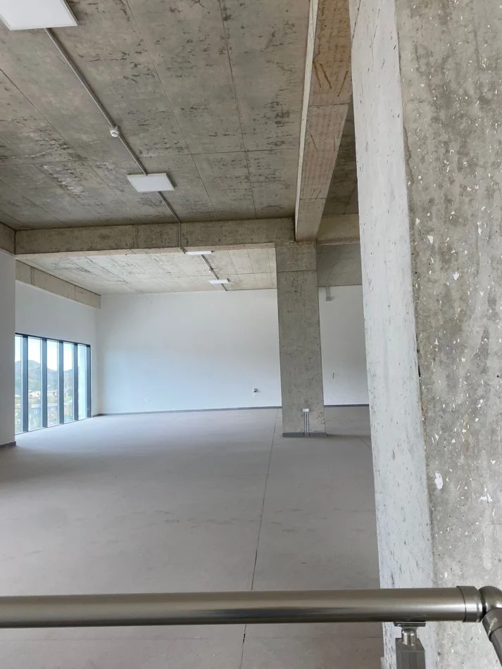 Tirane, jepet me qera ambjent biznesi , (Peze Helmes Tirane)