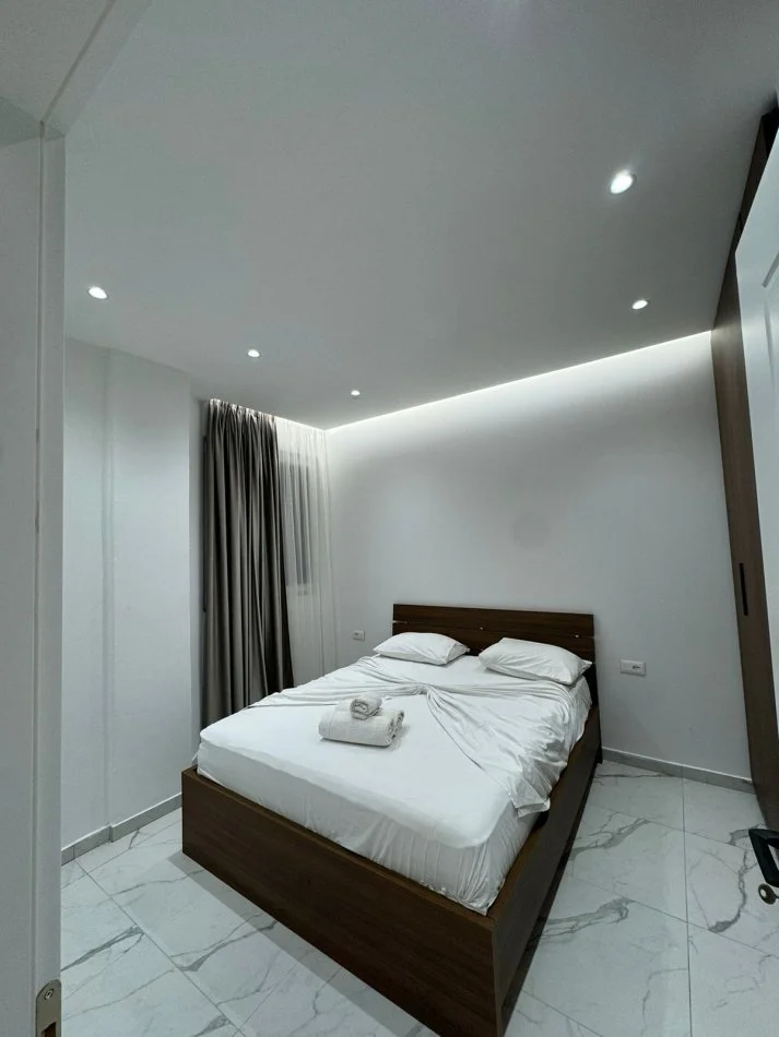 Tirane, jepet me qera apartament 1+1 Kati 1, 65 m² 500 € (Rruga 5 Maji, prane Concord Center)