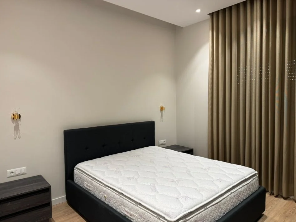Tirane, jepet me qera 1+1+Ballkon Kati 5, 70 m² 800 € (Rruga e Kavajes)