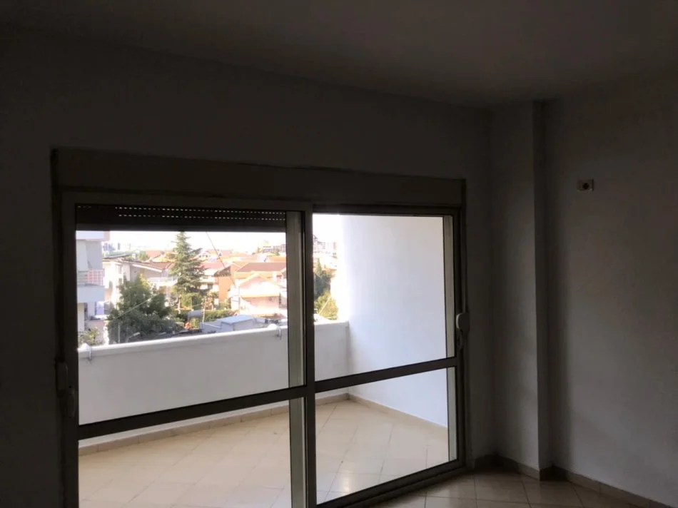 Tirane, jepet me qera zyre Kati 3, 120 m² 550 € (Komuna e Parisit, prane Kristal Center)