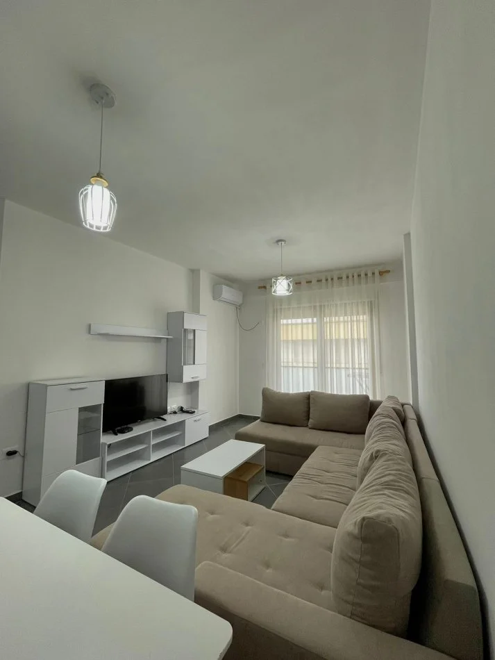 Vlore, jepet me qera apartament 1+1 Kati 7, 65 m² 420 € (Te lokal Hannover, Lungomare rv47060)