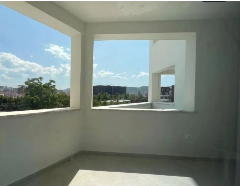Tirane, jap me qera zyre Kati 1, 104 m² 540 € (Unaza e Re)