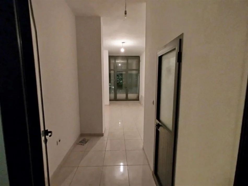 Tirane, jap me qera zyre Kati 2, 30 m² (Astir)