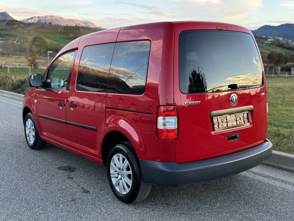 Tirane, shes Caddy 1.9 Naftë Manual Nafte, e kuqe manuale Klima 210.000 km 6.300 €