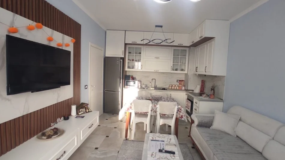 Tirane, jepet me qera apartament 1+1 Kati 5, 70 m² 500 € (Porcelan, prane UET)