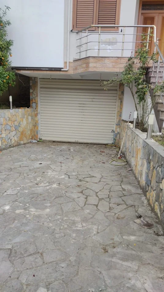 Tirane, jepet me qera Vile 5+1+Aneks+Ballkon Kati 4, 250 m² 1.000 € (Rruga Islam Rusi)