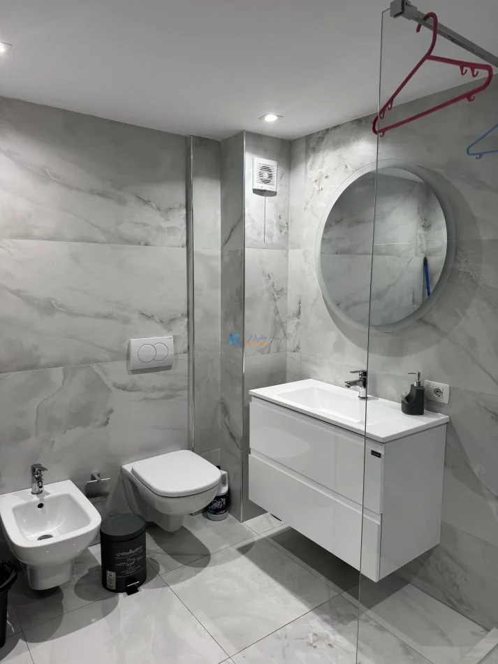 Tirane, jap me qera dyqan Kati 0, 49 m² 600 € (Astir)