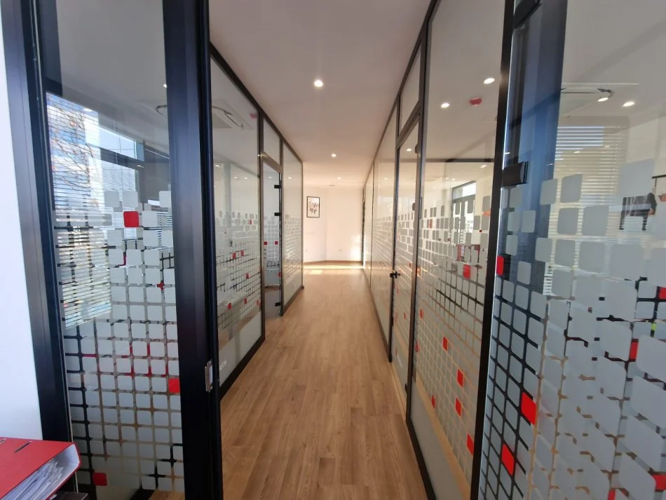 Tirane, jepet me qera ambjent biznesi Kati 0, 1.100 m² 10.000 € 