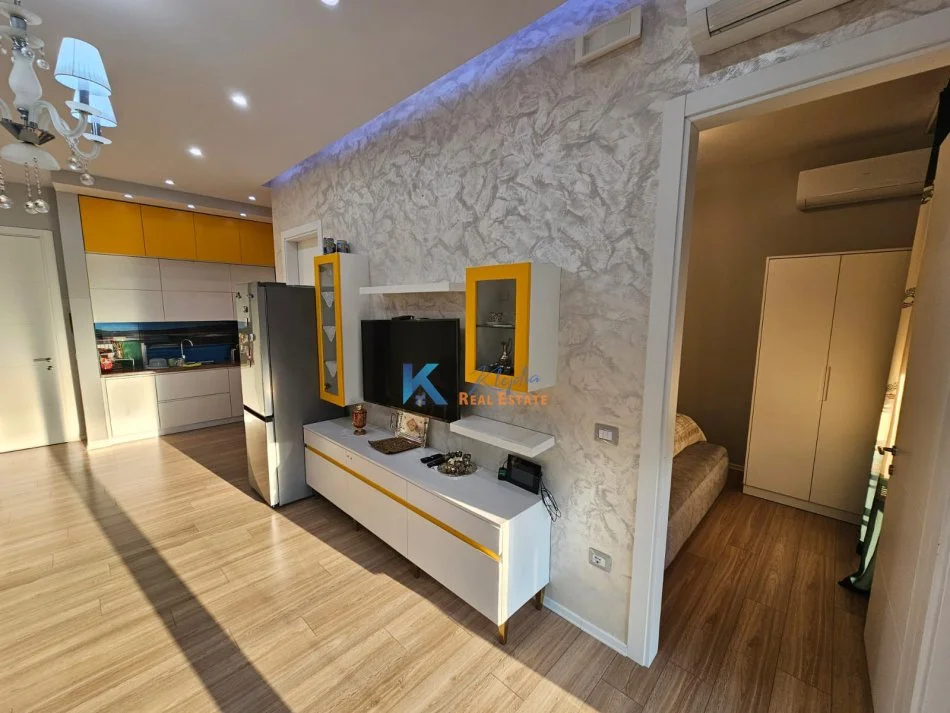 Tirane, jap me qera apartament 1+1+Ballkon Kati 3, 73 m² 1800 € (Kompleksi Delijorgji)