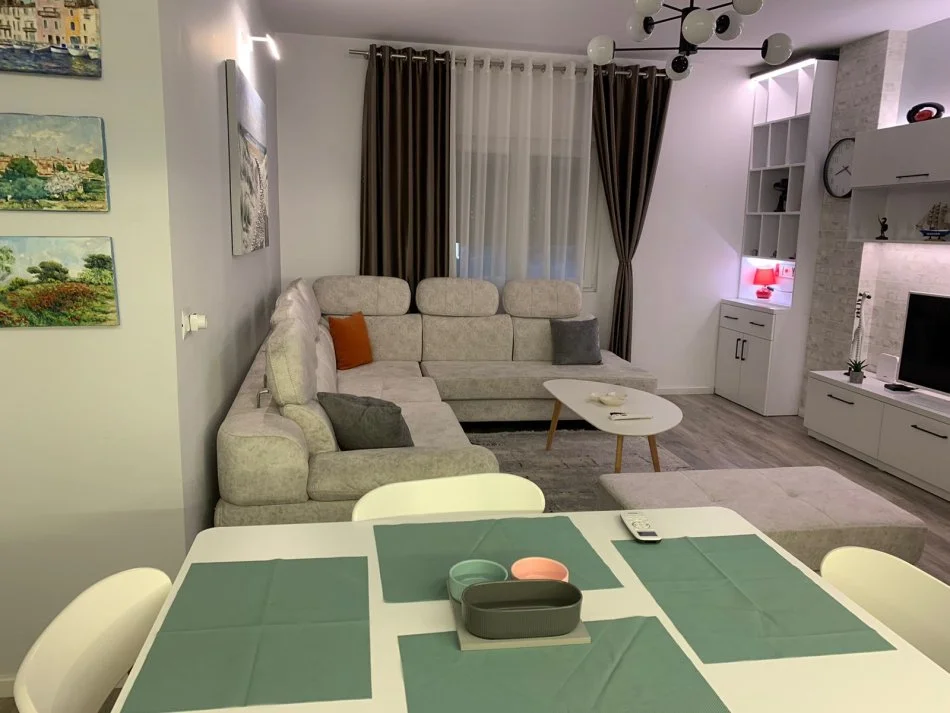 Tirane, jepet me qera apartament 2+1+Ballkon Kati 3, 80 m² 1.000 € (Rruga Reshit Petrela)
