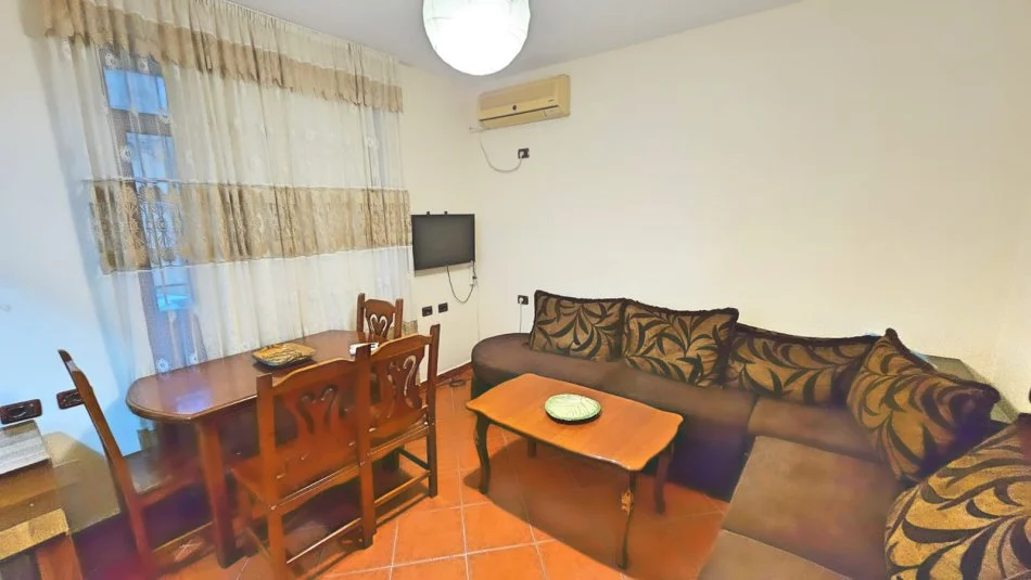 Tirane, jepet me qera apartament 1+1 , 50 m² 450 € (medreseja)