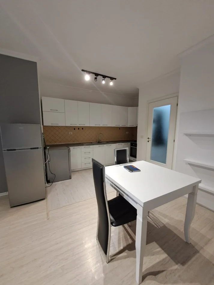 Tirane, jepet me qera apartament 1+1+Aneks+Ballkon Kati 5, 1 m² 550 € (pazari i ri)