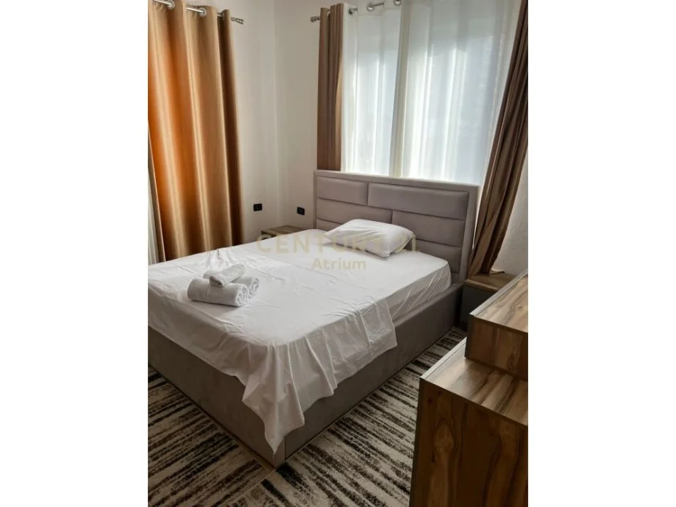 Tirane, jepet me qera apartament 1+1 Kati 4, 115 m² 500 € (APARTAMENT 1+1+ POST PARKIMI TEK RRUGA 5 MAJI)