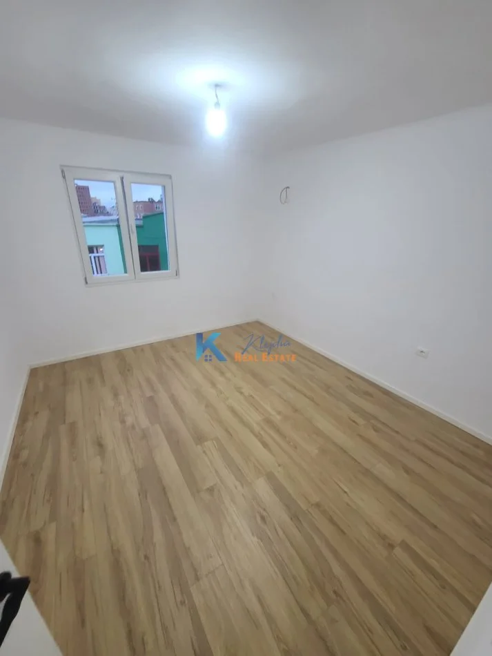 Tirane, shes apartament 1+1+Ballkon Kati 4, 55 m² 120.000 € (afer shkolles se kuqe)