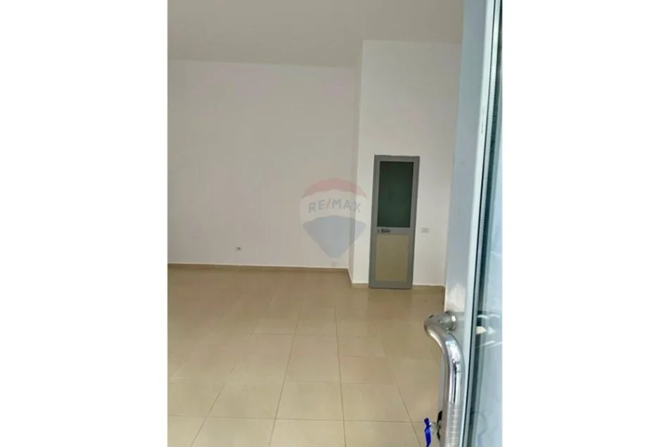 Tirane, shitet dyqan Kati 0, 40 m² 105.000 € (Ali Demi)