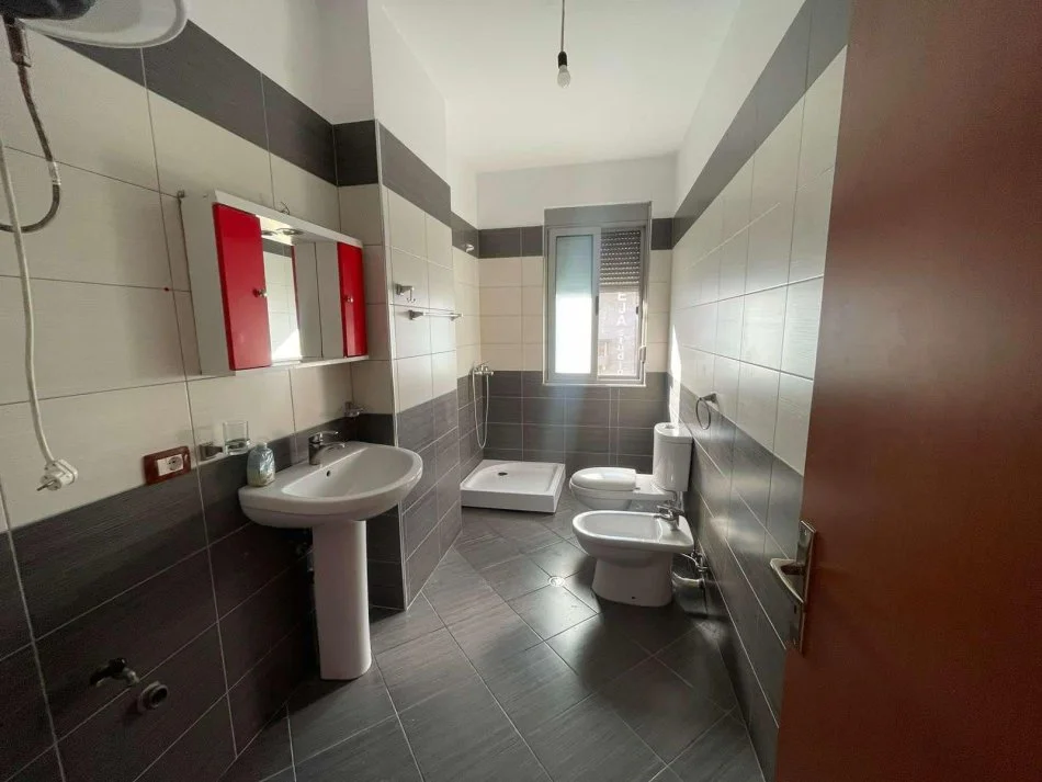 Tirane, shes apartament 2+1+Ballkon Kati 4, 107 m² 145.000 € (MIKEl maruli)