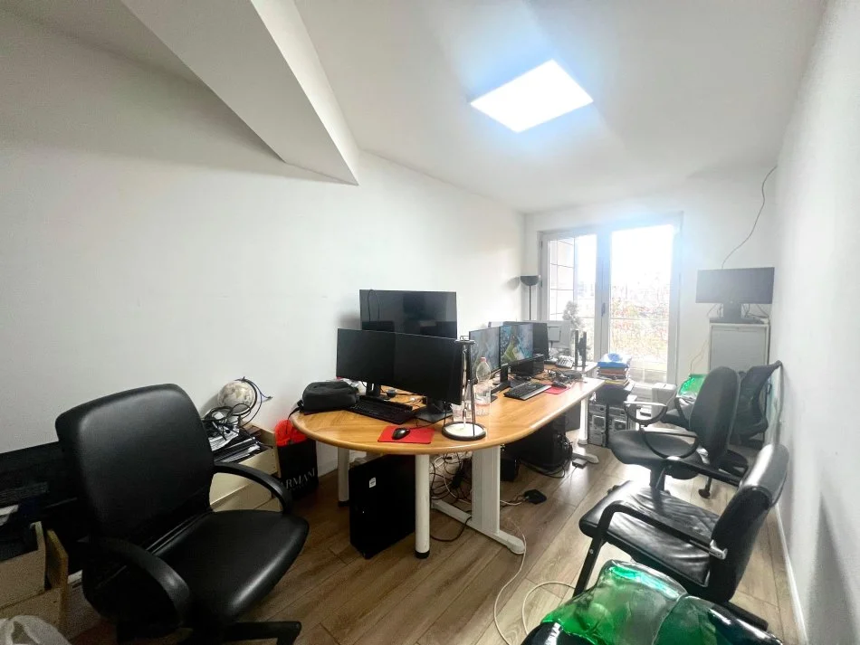 Tirane, jepet me qera zyre Kati 3, 144 m² 3.000 € (Qender)