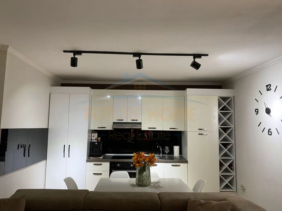 Tirane, jepet me qera apartament 2+1+Aneks+Ballkon Kati 4, 87 m² 700 € (blloku)