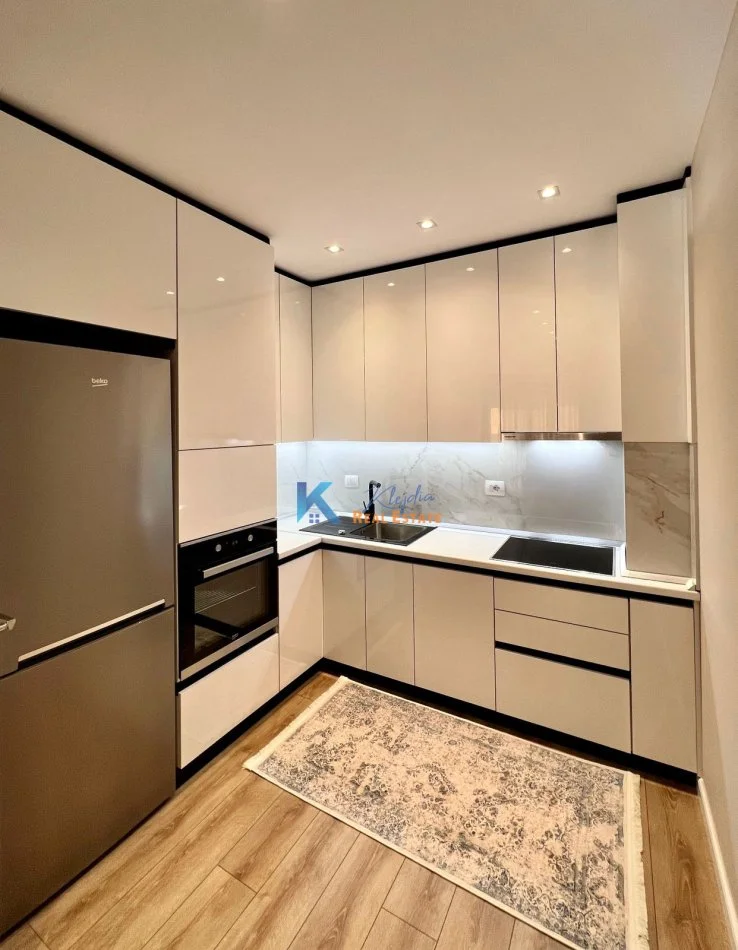 Tirane, jap me qera apartament 1+1+Ballkon , 71 m² 900 € (Komuna e Parisit, Kompleksi Kika 2)