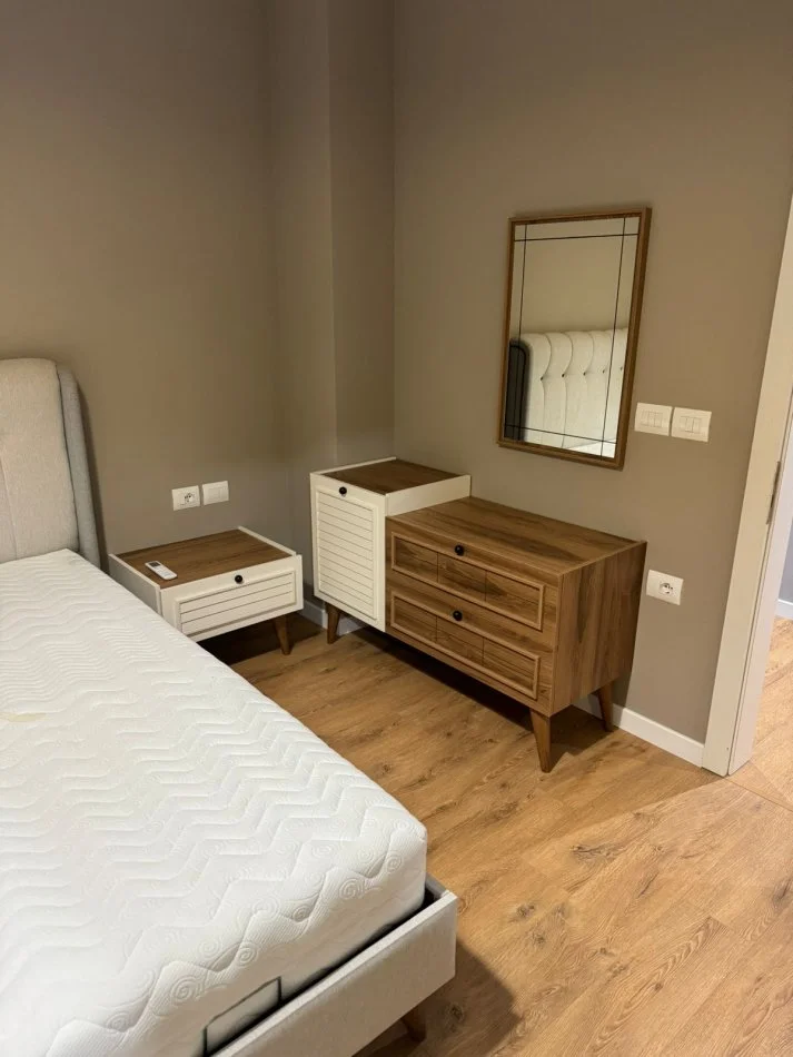 Tirane, jepet me qera apartament 2+1+2+ Ballkon Kati 3, 132 m² 1.000 € (Prane Xhamise, Selite e Vjeter)