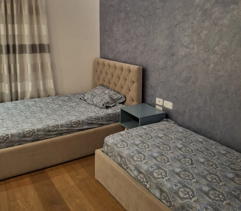 Tirane, jepet me qera apartament 2+1 Kati 5, 103 m² 1.250 € (Rr. Kavajes)