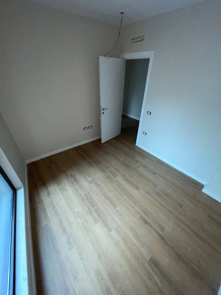 Tirane, jepet me qera apartament 1+1 Kati 2, 70 m² 750 € (Rr. e Kavajes)
