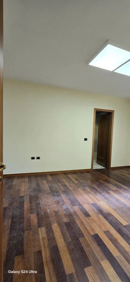 Tirane, jepet me qera ambjent biznesi Kati 4, 165 m² 2.000 € (Prane Kullave Binjake)