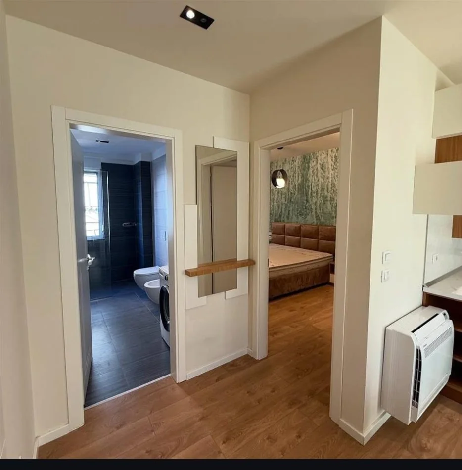 Tirane, jepet me qera apartament 1+1 , 70 m² 750 € (Rr. e Barrikadave)