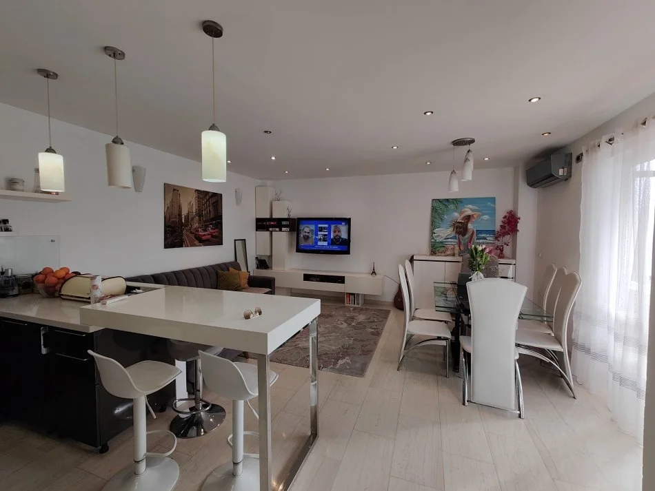 Tirane, jepet me qera apartament 2+1 Kati 9, 100 m² 800 € (Rr.Myslym Shyri)